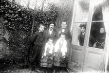 602302 Groepsportret van (mogelijk) vader Cornelis Johannes Moesman (1855 - 1921) met zijn kinderen v.l.n.r. Franciscus ...